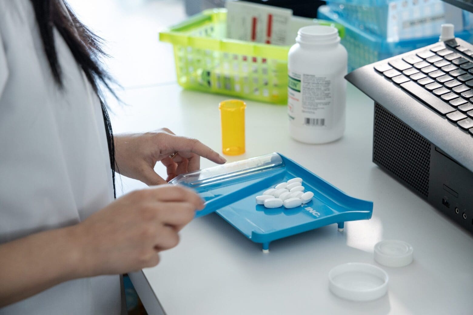 pharmacy tech dispensing prescription drugs